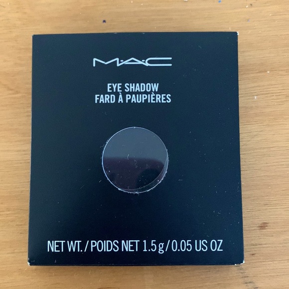 Mac black eyeshadow - Picture 1 of 2
